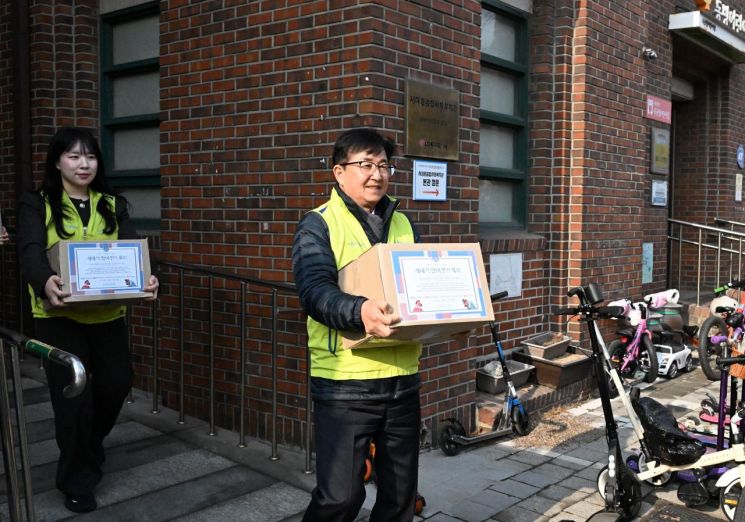 송춘수 NH농협손해보험 대표이사가 11일 서울 서대문종합사회복지관에서 열린 우리 농산물 꾸러미 나눔 행사에 참여하고 있다.