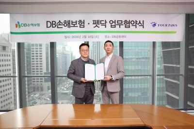 지난 10일 서울 강남구 대치동 DB금융센터에서 문진욱 DB손해보험 본부장(왼쪽)과 이동현 펫닥 상무가 업무협약을 맺고 기념 촬영을 하고 있다. DB손보