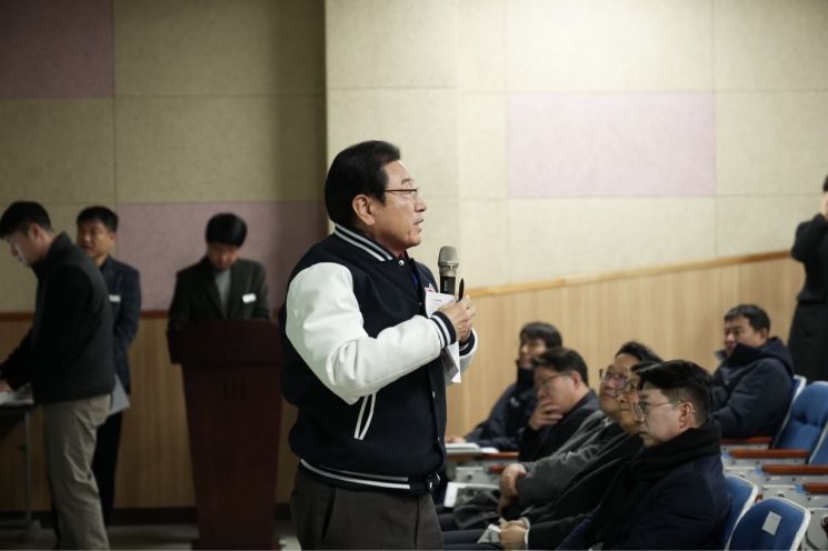 이현재 하남시장이 11일 오후 미사강변중학교와 미사한강공원 일대에서 '한강연결 보행육교' 주민설명회 및 착공식을 개최하고 있다. 하남시 제공