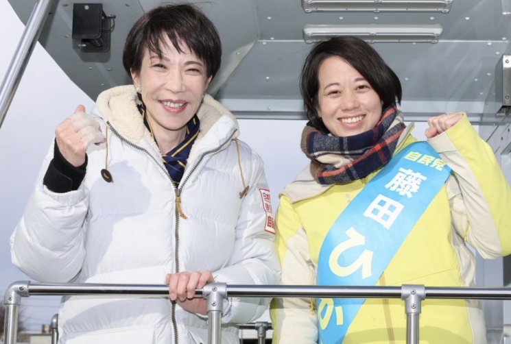 다카이치 사나에 일본 총리(왼쪽)와 후지타 히카루(35) 중의원. 후지타 의원 엑스