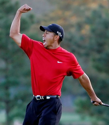 Tiger Woods在赛事最后一天会穿红色上衣和黑色下装。AP联社供图