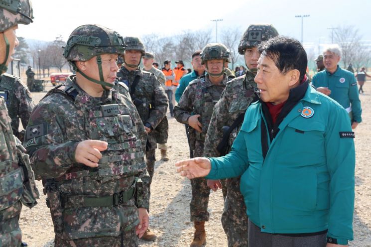 훈련현장을 찾은 나동연 시장(오른쪽). 양산시 제공