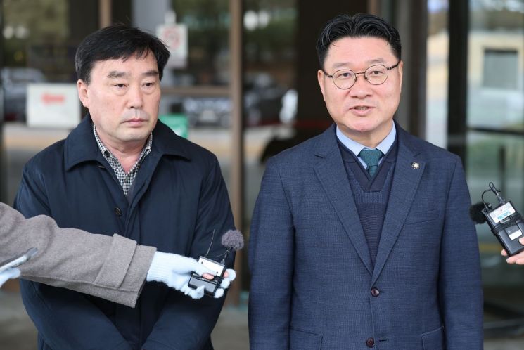 전직 대통령 고(故) 전두환씨가 회고록에서 5·18 민주화 운동을 왜곡하고 관련자의 명예를 훼손했다며 손해를 배상하라는 판결이 대법원에서 확정됐다. 이날 서울 서초구 대법원에서 박강배 5·18기념재단 상임이사(왼쪽)와 김정호 변호사가 입장을 밝히고 있다. 연합뉴스