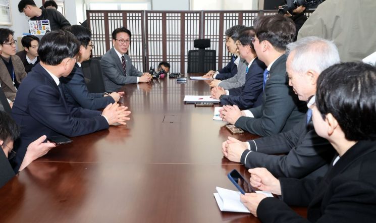 행정 통합 특별법안 의결을 앞두고 국회를 방문한 김민석 국무총리가 12일 국회 행정안전위원장실에서 신정훈 국회 행정안전위원장을 비롯한 여당 행안위원들과 면담을 하고 있다. 연합뉴스