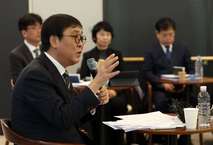 최휘영 문화체육관광부 장관이 12일 서울 서대문구 모두예술극장에서 열린 출입기자 간담회에서 취재진의 질문에 답하고 있다.   [사진 제공= 문화체육관광부]