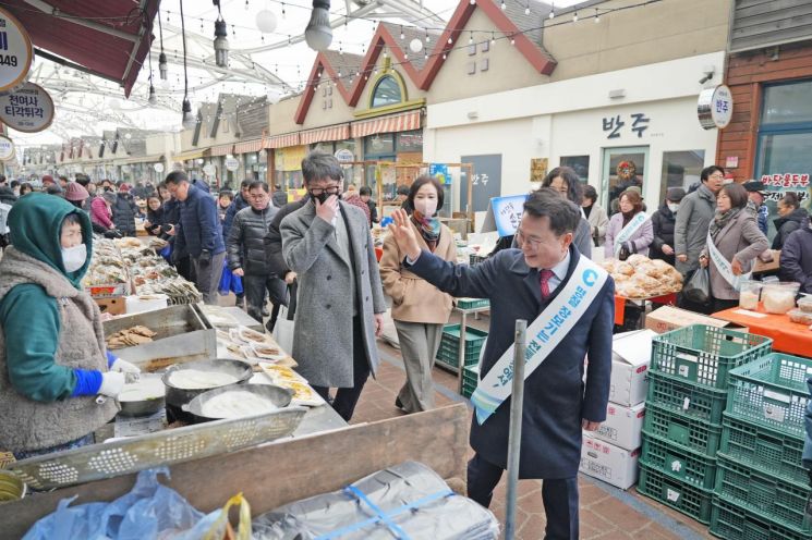 육동한 춘천시장이 12일 풍물시장에서 직접 장을 보며 명절 물가 동향과 전통시장 분위기를 살펴보고 있다. 춘천시 제공