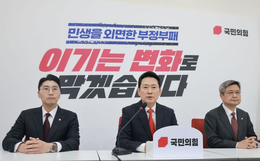 국민의힘 장동혁 대표가 12일 국회에서 이재명 대통령과의 오찬에 불참하는 것과 관련해 입장을 밝히고 있다. 2026.2.12  연합뉴스