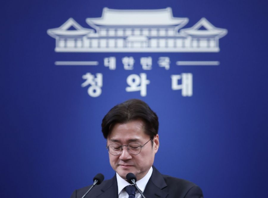 홍익표 정무수석이 12일 이날 예정됐다 취소된 이재명 대통령과 더불어민주당 정청래 대표, 국민의힘 장동혁 대표 오찬 관련 브리핑을 하기 위해 청와대 춘추관 브리핑룸에 들어서고 있다. 2026.2.12 연합뉴스