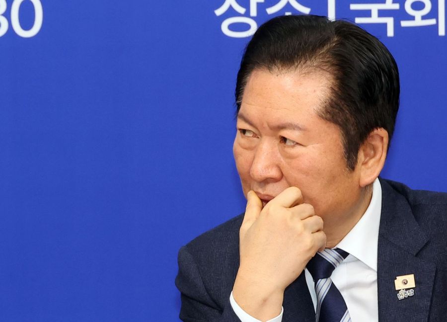 더불어민주당 정청래 대표가 12일 국회에서 열린 제6기 청년미래연석회의 발대식에서 잠시 생각에 잠겨 있다. 2026.2.12 연합뉴스