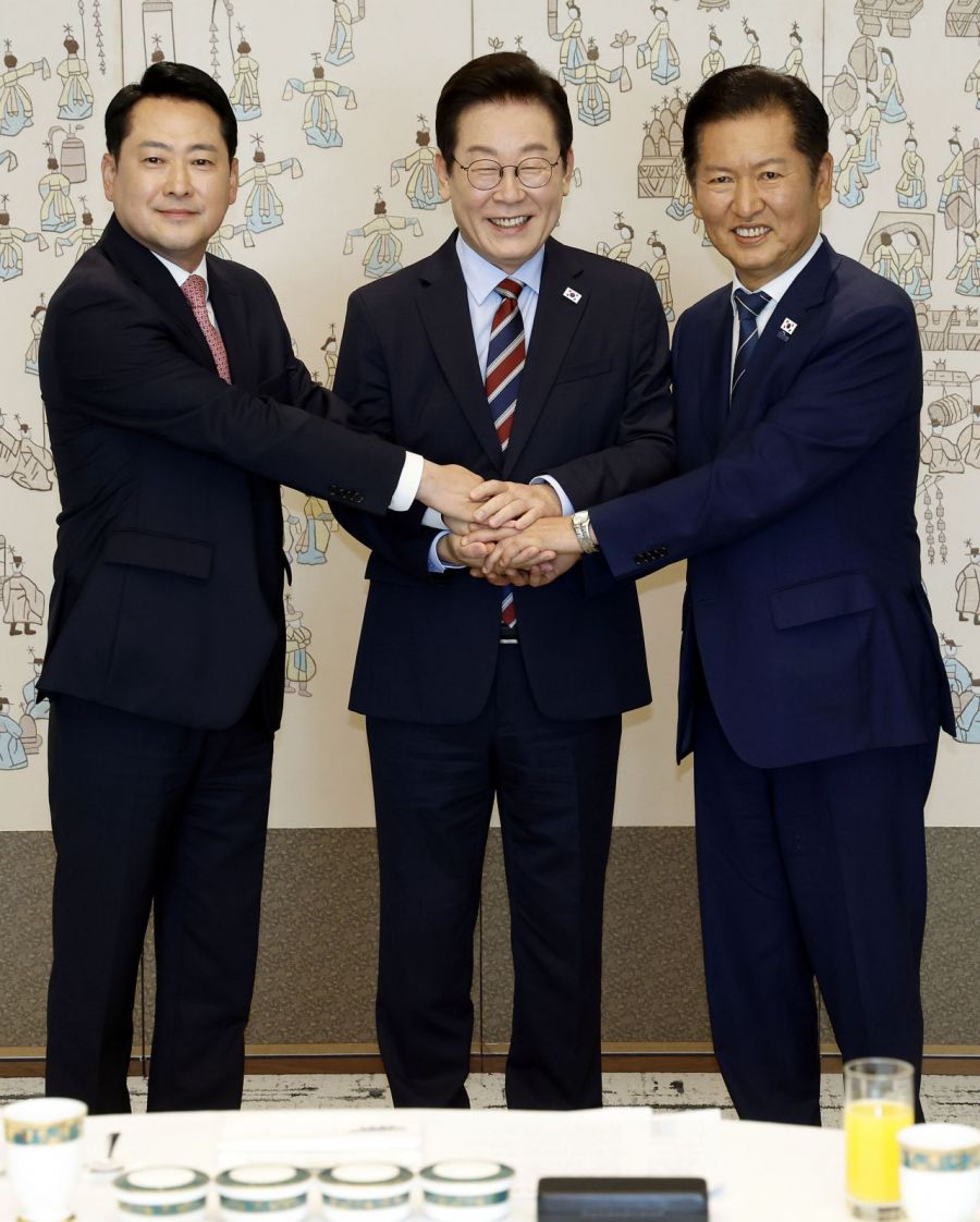 이재명 대통령이 지난해 9월 8일 용산 대통령실에서 여야 지도부 오찬 회동에 참석한 더불어민주당 정청래 대표, 국민의힘 장동혁 대표와 기념촬영을 하고 있다. 2025.9.8 [대통령실통신사진기자단] 연합뉴스
