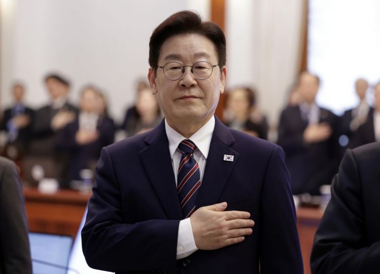 '어느새 60만원' 또다른 등골브레이커?…李 "교복 가격 살펴봐라"