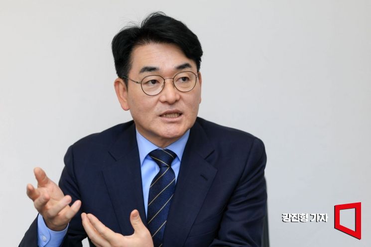 박용진 전 더불어민주당 의원이 12일 서울 여의도 파크원타워에서 인터뷰 하고 있다. 강진형 기자