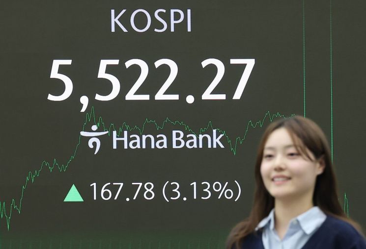 코스피, 사상 첫 5500선 돌파…반도체 '투톱' 날았다