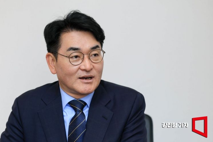 박용진 전 더불어민주당 의원이 12일 서울 여의도 파크원타워에서 인터뷰 하고 있다. 강진형 기자