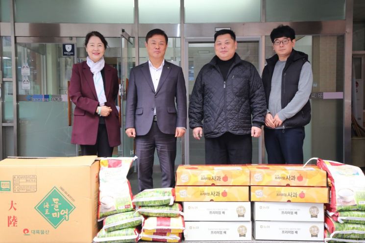 정읍시는 '설맞이 사랑 나눔 실천'으로 복지시설·경로당 등 1,286개소에 위문품과 위문금을 전달했다. 정읍시 제공