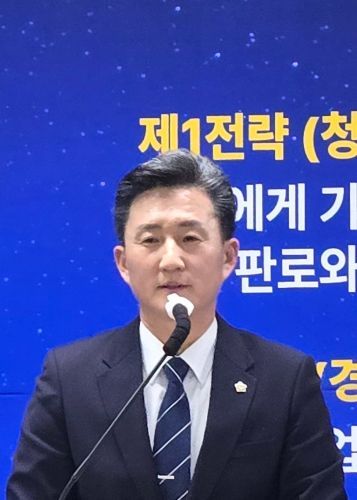 오는 6월 지방선거에서 민주당소속으로 공주시장에 출마하는 임달희 공주시의회 의장이 12일 공주 농업인에게 연 120만 원의 기본소득을 지급하겠다고 밝혔다.
