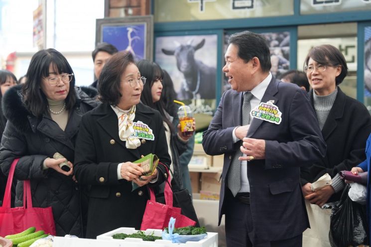 신경호 강원특별자치도교육감이 설 명절을 앞두고 12일 지역 경제 활성화와 청렴문화 확산을 위해 전통시장을 방문하고 있다. 강원도교육청 제공