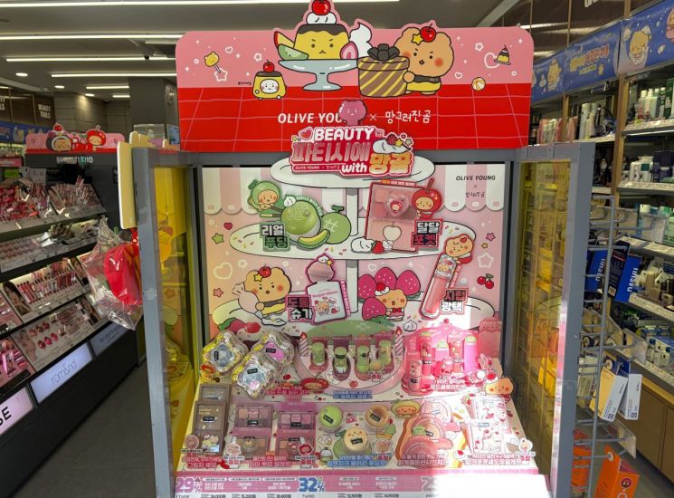 올리브영 매장 내 '망그러진 곰' 매대 앞. 서지영 기자