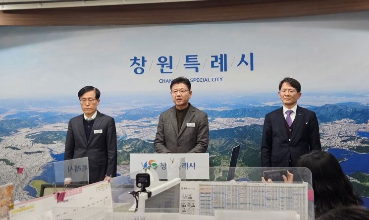 김종필 창원시 기획조정실장(왼쪽부터), 김만기 창원시 문화관광체육국장, 이경균 창원시설공단 이사장 직무대행이 창원NC파크 관중 사망사고 관련 입장 및 향후 조치 계획을 발표하고 있다. 이세령 기자