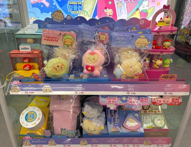 올리브영 매장 내 '망그러진 곰' 매대 앞. 서지영 기자