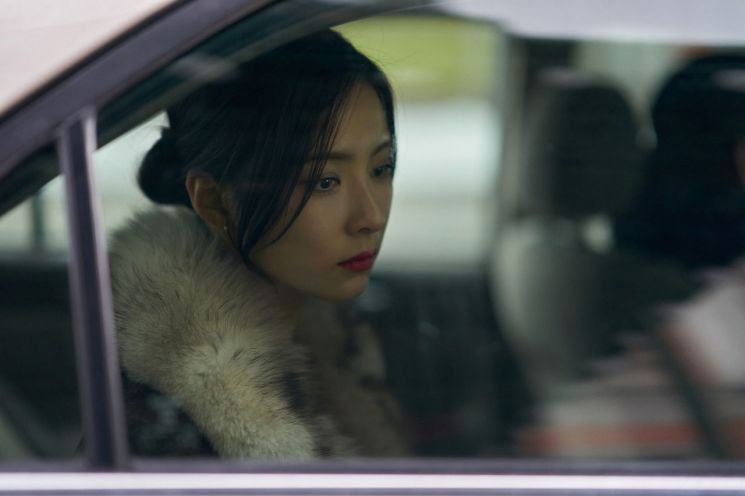 차가운 얼굴에 숨긴 끓는점…신세경의 침묵은 비명보다 강했다[라임라이트]