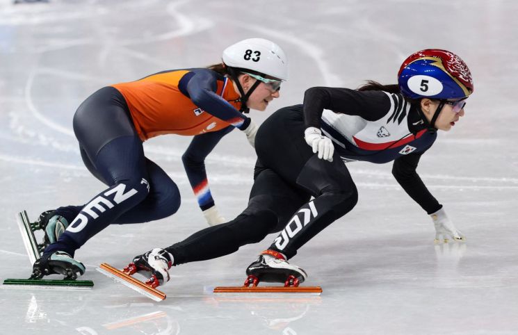 최민정이 13일(한국시간) 이탈리아 밀라노 아이스스케이팅 아레나에서 열린 2026 밀라노·코르티나 동계올림픽 쇼트트랙 여자 500m 준준결승에서 역주하고 있다.   [사진 제공= 로이터연합뉴스]