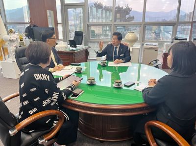 공영민 군수가 행정안전부가 주관하는 '2026년(2025년 실적) 재난관리 대면평가'에서 군의 재난안전관리 성과와 향후 추진 방향을 주민에게 직접 설명하고있다. 고흥군 제공