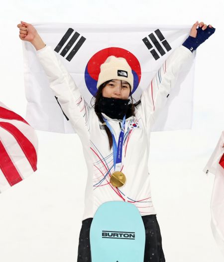 '짜릿한 대역전극' 최가온, 설상 첫 금메달…'불운을 기적으로 만들다'(종합)