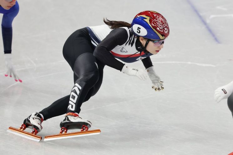 최민정이 13일(한국시간) 이탈리아 밀라노 아이스스케이팅 아레나에서 열린 2026 밀라노·코르티나 동계올림픽 쇼트트랙 여자 500m 경기에서 역주하고 있다.   [사진 제공= 연합뉴스]