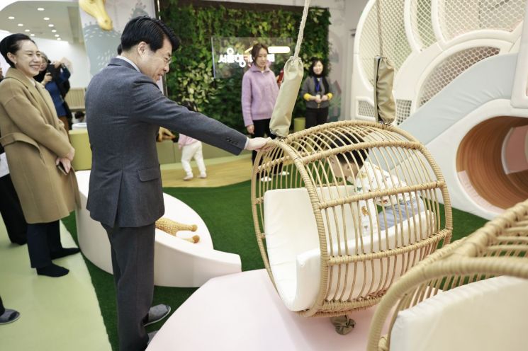 서강석 구청장과 부모들이 하하호호 놀이터 6호점 시설을 둘러보고 있다. 송파구 제공.