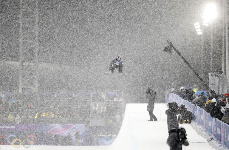 12일(현지시간) 이탈리아 리비뇨 스노파크에서 열린 2026 밀라노-코르티나담페초 동계올림픽 스노보드 여자 하프파이프 결승에서 최가온이 경기를 펼치고 있다. 연합뉴스