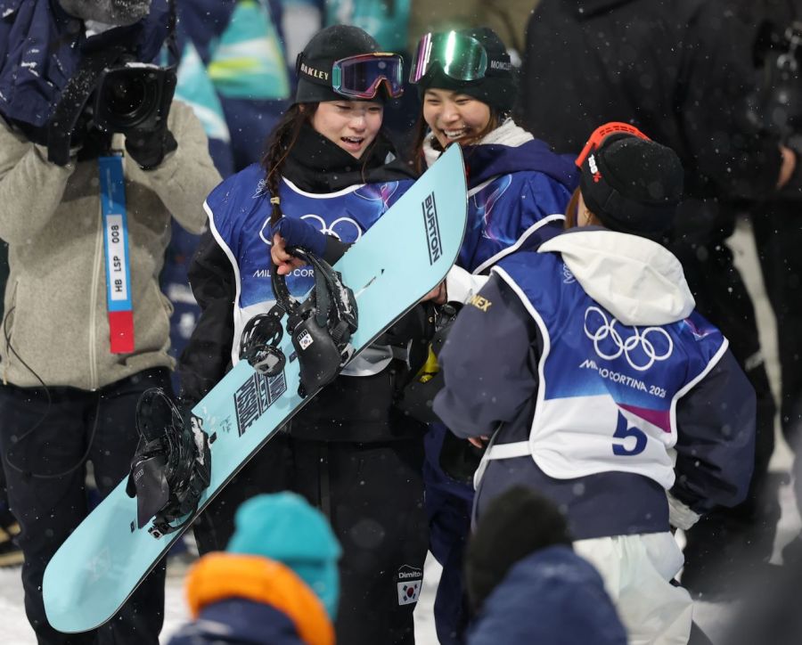 12일(현지시간) 이탈리아 리비뇨 스노파크에서 열린 2026 밀라노-코르티나담페초 동계올림픽 스노보드 여자 하프파이프 결승에서 최가온이 금메달을 확정짓고 팀 관계자들과 기뻐하고 있다. 연합뉴스