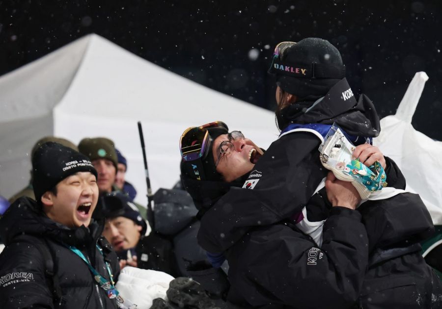 12일(현지시간) 이탈리아 리비뇨 스노파크에서 열린 2026 밀라노-코르티나담페초 동계올림픽 스노보드 여자 하프파이프 결승에서 최가온이 금메달을 확정짓고 팀 관계자들과 기뻐하고 있다. 연합뉴스