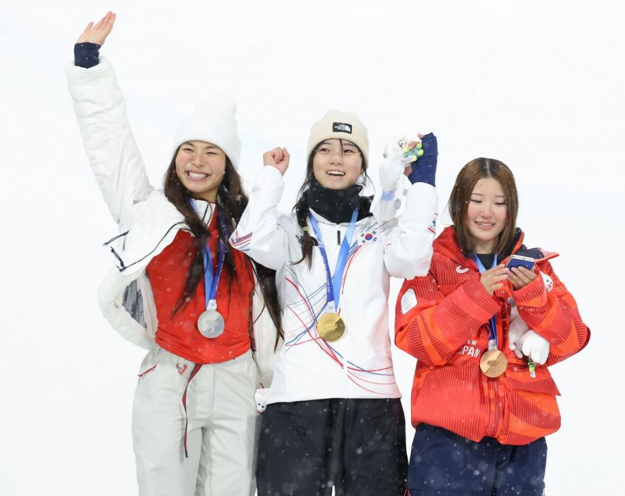 12일(현지시간) 이탈리아 리비뇨 스노파크에서 열린 2026 밀라노·코르티나담페초 동계 올림픽 스키 스노보드 여자 하프파이프 결선에서 90.25점을 획득해 금메달을 획득한 한국 최가온이 은메달을 획득한 미국의 클로이 김, 동메달을 획득한 일본의 오노 미쓰키와 기념촬영을 하고 있다. 연합뉴스