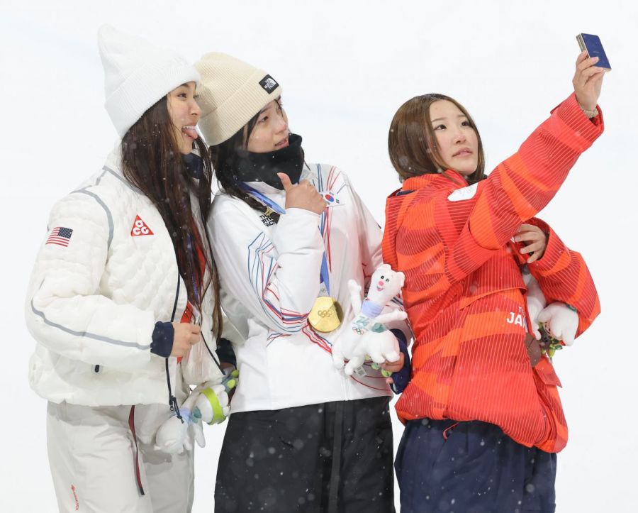 12일(현지시간) 이탈리아 리비뇨 스노파크에서 열린 2026 밀라노·코르티나담페초 동계 올림픽 스키 스노보드 여자 하프파이프 결선에서 90.25점을 획득해 금메달을 획득한 한국 최가온이 은메달을 획득한 미국의 클로이 김, 동메달을 획득한 일본의 오노 미쓰키와 기념촬영을 하고 있다. 연합뉴스