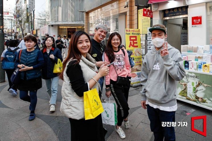 서울 중구 명동을 찾은 중국인 관광객이 환하게 웃고 있다.