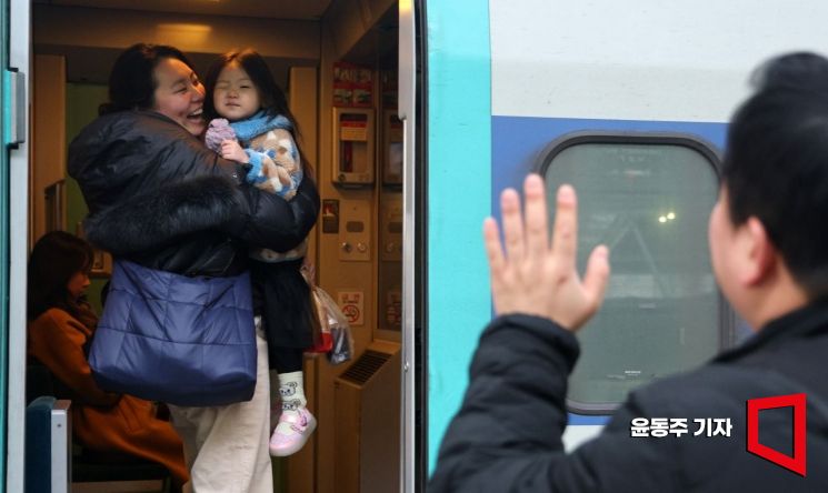 [내일날씨]설날 아침 영하 추위, 오후엔 풀려…"세배 갈 땐 따뜻하게 낮엔 가볍게"