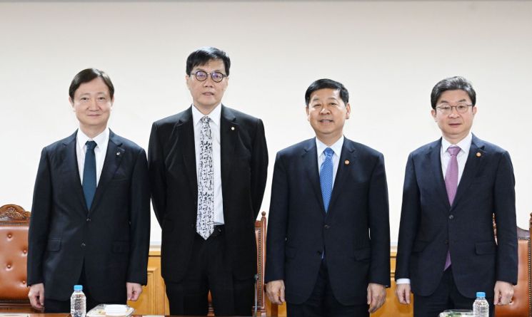 구윤철 경제부총리 겸 재정경제부 장관이 13일 오전 서울 중구 은행연합회에서 열린 시장상황점검회의 시작에 앞서 참석자들과 기념촬영을 하고 있다. 왼쪽부터 이찬진 금융감독원장, 이창용 한국은행 총재, 구윤철 부총리, 이억원 금융위원장