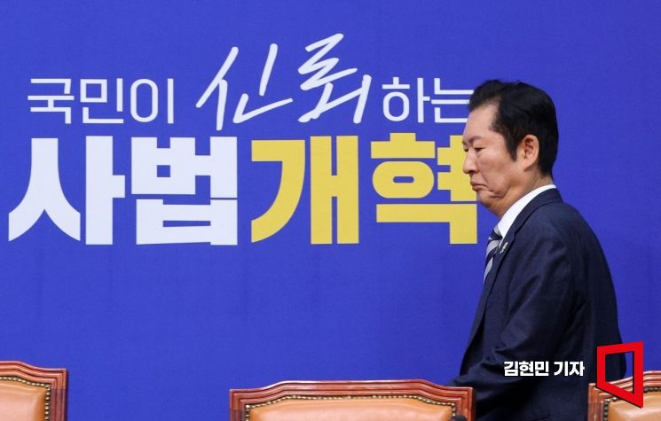 정청래 더불어민주당 대표가 13일 국회에서 열린 최고위원회의에 참석하고 있다. 김현민 기자