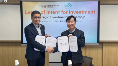 12일 서울 성북구 보험연수원 사옥에서 진행된 공동투자의향서 체결식에서 기념 촬영을 하고 있는 하태경 보험연수원장(오른쪽), 마이클 쳉(Michael Cheng) 위즈덤 가든 대표이사. 보험연수원