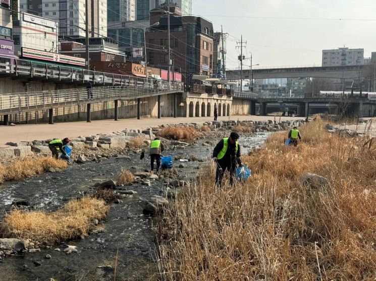 의정부시가 설 명절을 맞아 귀성객과 시민들에게 쾌적한 하천 환경을 제공하고자 관내 주요 지방하천을 대상으로 생활쓰레기 및 부유물을 수거하는 집중 환경정비를 실시하고 있다. 의정부시 제공