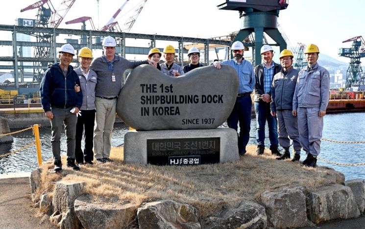 HJ중공업 유상철 대표(왼쪽에서 2번째)가 영도조선소를 방문한 미 해군 선박관리국 관계자들과 기념사진을 촬영하고 있다. 오른쪽에서 4번째가 MSC 짐 굿하트 부국장.