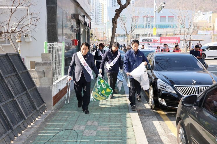 청정양산 클린데이 캠페인에 참여한 나동연 양산시장(왼쪽).