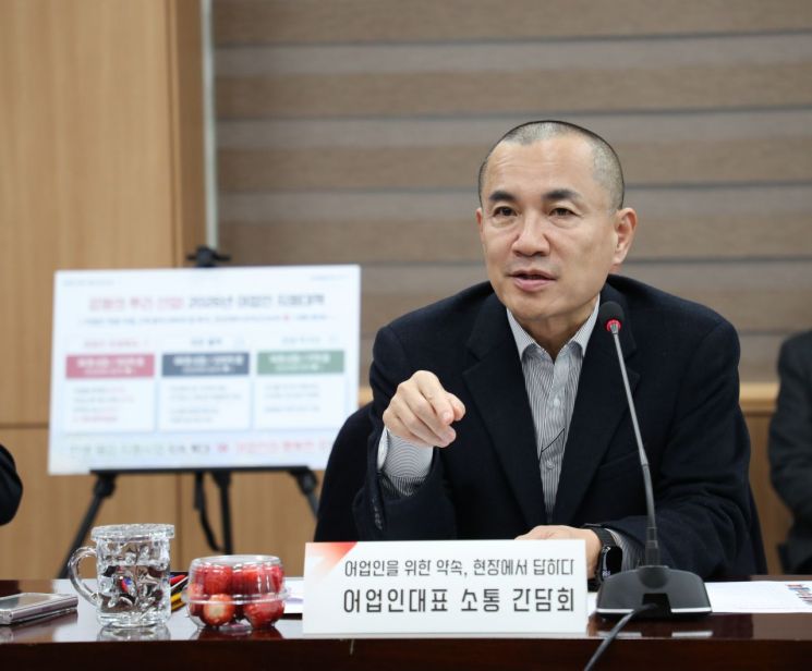 김진태 강원특별자치도지사가 13일 강릉 제2청사에서 '2026년도 어업인 지원 정책'을 발표하고 있다. 강원도 제공