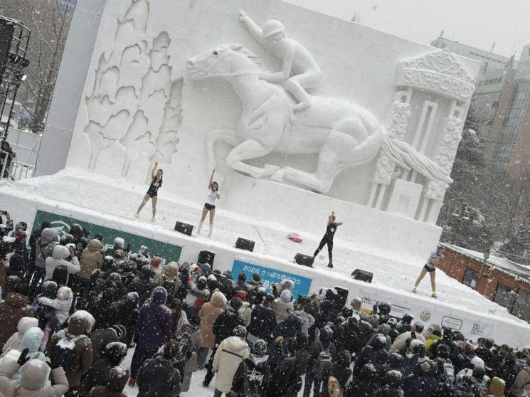 영하 추위 속 '수영복'만 입고 공연한 女 아이돌…보는 이들마저 '아찔'