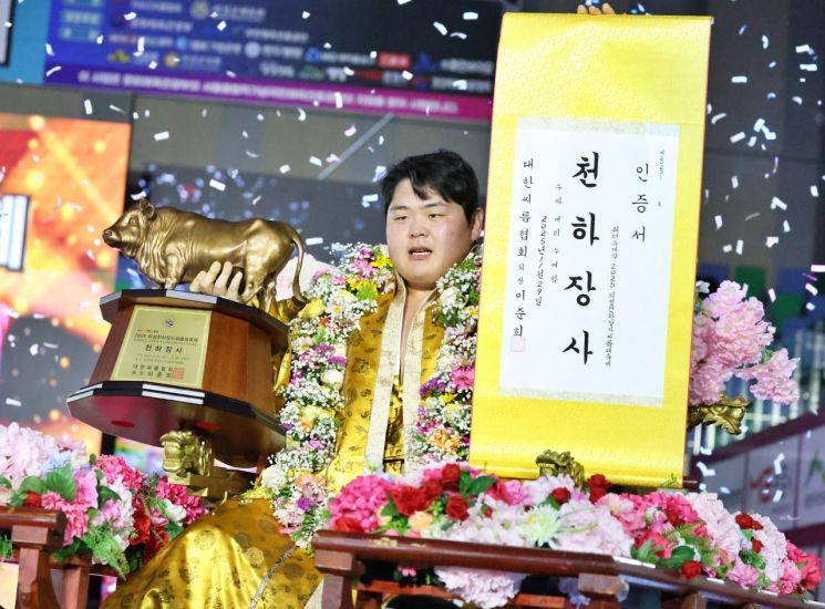김민재가 2025 의성천하장사씨름대축제 천하장사 결정전에서 우승한 뒤 포즈를 취하고 있다. 대한씨름협회 제공