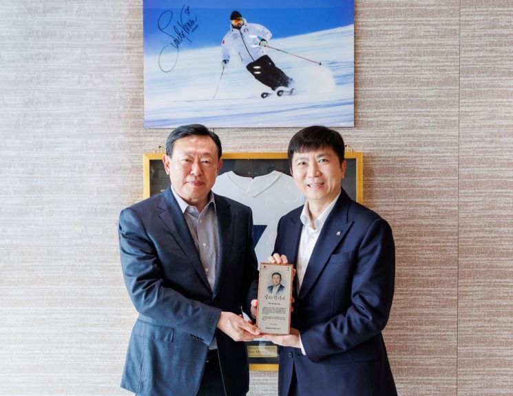 부상 당한 최가온 손 잡아줬다…'금빛 기적' 뒤엔 신동빈 '뚝심 지원' 있었다