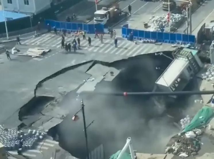 사람들 길 건너는데 '아찔'…지하철 공사장 '거대 싱크홀'에 中 대피 소동