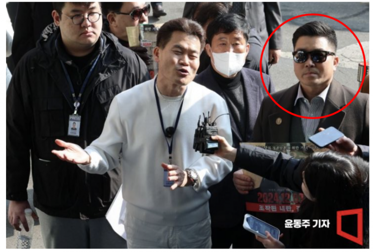 "이 사람이 왜 여기에?"…전한길 옆 '자유한길단' 들고 선 '선글라스남' 정체