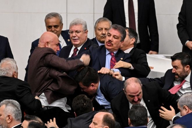 국회서 난투극이? 멱살잡고 주먹질…코뼈 부러진 '튀르키예' 의원